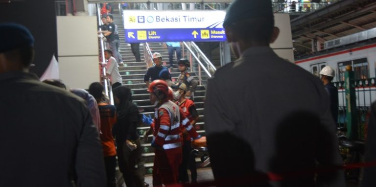 KRL Commuter Line Ditabrak Argo Bromo Anggrek 