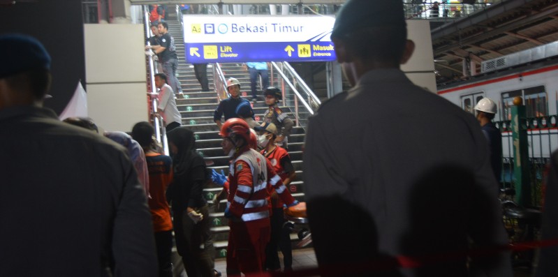 Petugas gabungan melakukan evakuasi penumpang korban dari KRL Commuter Line yang ditabrak Kereta Argo Bromo Anggrek, di Stasiun Bekasi Timur, Senin (27/4/2026) malam. *ric/kirman
