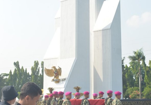 Jenazah Letjen TNI Marinir (Purn) Suharto melintas di depan Monumen TMP Kalibata, Minggu (19/4/2026). *ric/kirman