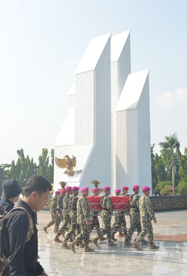 Jenazah Letjen TNI Marinir (Purn) Suharto melintas di depan Monumen TMP Kalibata, Minggu (19/4/2026). *ric/kirman