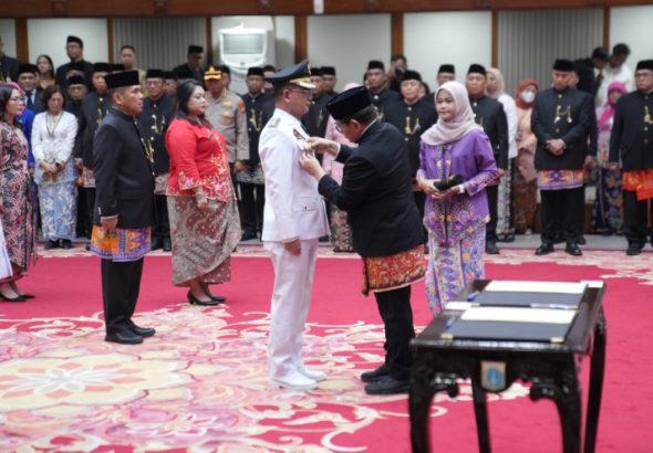 Gubernur DKI Jakarta Pramono Anung melantik sebelas pejabat DKI Jakarta, Rabu (15/4/2026) sore, di Balai Agung, Balaikota. Satu di antara sebelas pejabat yakni Safrin Liputo, Kepala Dinas Perhubungan, dilantik sebagai Walikota Jakarta Selatan. *ric/andreas