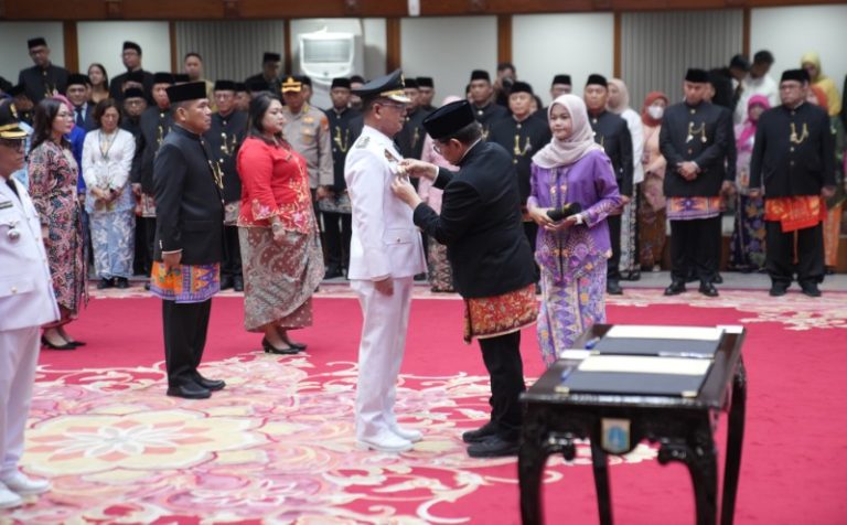 GUBERNUR PRAMONO LANTIK SEBELAS PEJABAT 