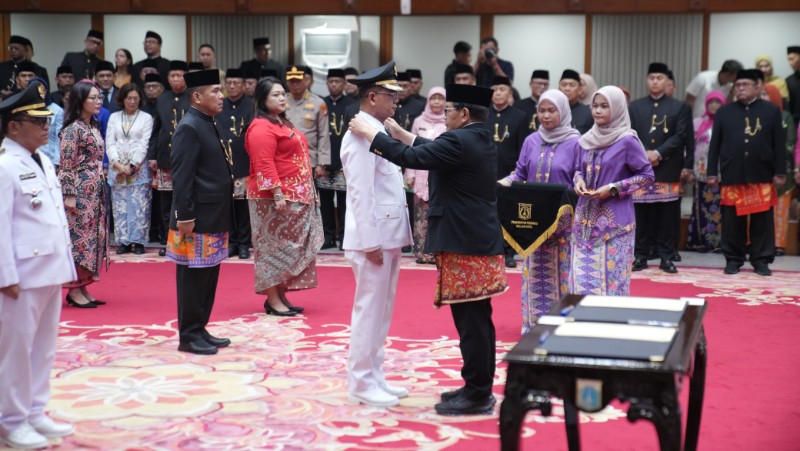 Gubernur DKI Jakarta Pramono Anung melantik sebelas pejabat. Pelantikan pejabat kali ini, pelantikan pejabat model baru, pejabat tidak langsung menduduki kursi jabatannya. * Ist