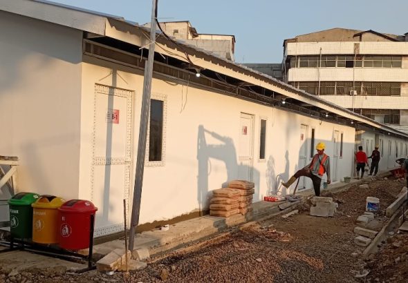 Sejumlah 300-an rumah layak huni yang dibangun di atas aset milik PT Angkasa Pura, bakal selesai akhir April. Pembangunan rumah layak huni tersebut merupakan realisasi janji Presiden Prabowo Subianto ketika mengunjungi kawasan itu. Kawasan kumuh lainnya masih butuh penanganan segera Pemprov DKI Jakarta. *ric/andreas