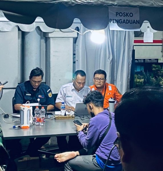 Seorang dari keluarga korban tengah melapor di Poskos Pengaduan, di Stasiun Bekasi Timur, Senin (27/4/2026). *ric/yudha