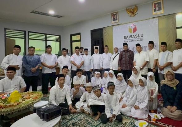 Peserta yang hadir secara offline di acara munajat haji Bawaslu RI di kantor Bawaslu Jakarta Barat. *Ist