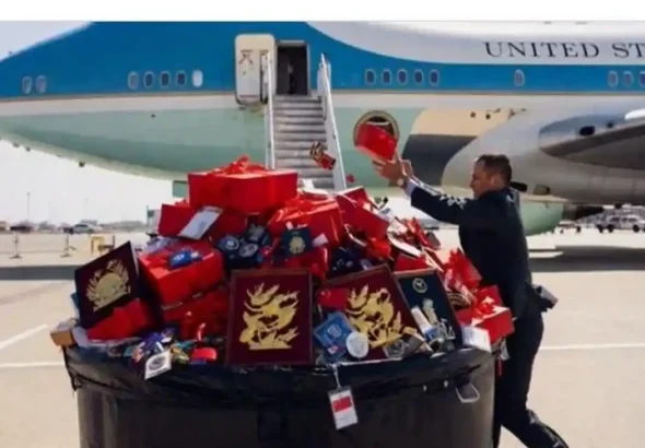 Delegasi AS membuang seluruh barang pemberian dari pihak Cina sebelum menaiki Air Force One. *Ist
