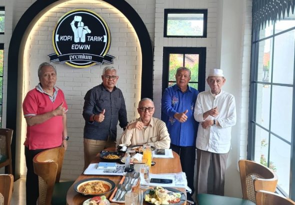 Dari kiri ke kanan: Achmad Fachrudin, Farizal Marlius, Prof. Dede Rosada, Syaichul Basar dan Nasrullah MS. *Ist