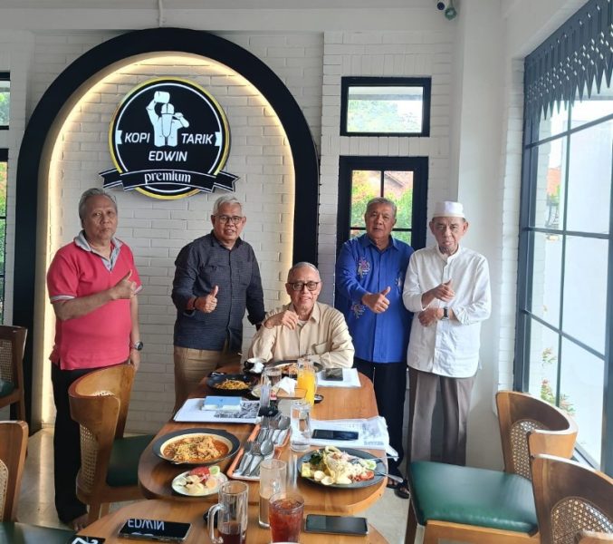 Dari kiri ke kanan: Achmad Fachrudin, Farizal Marlius, Prof. Dede Rosada, Syaichul Basar dan Nasrullah MS. *Ist
