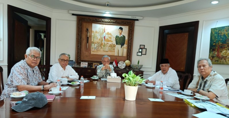Dari kiri ke kanan: Farizal Marlius, Prof Dede Rosada, Haryono Eddyarto, Pemilik The CEO Building, Syaichul Basar dan Achmad Fachrudin. *dok/pribadi
