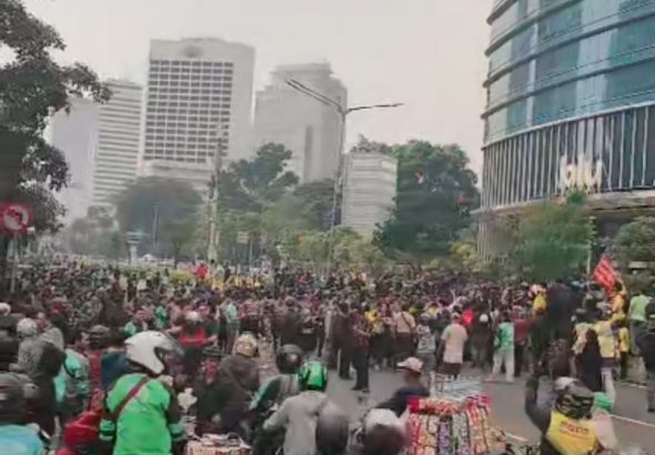 Massa pendemo sudah berhadapan dengan aparat, dan sedang negosiasi untuk minta buka blokadenya, Jum'at (12/6/2026). *ric/asep