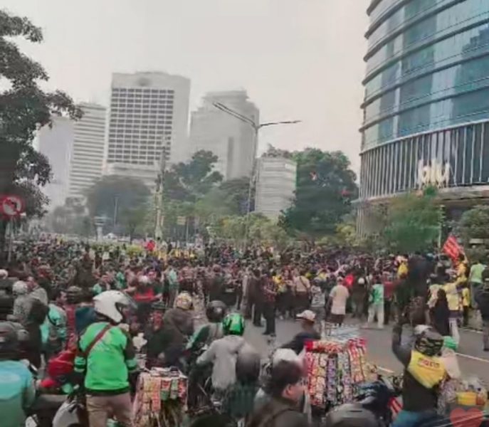 Massa pendemo sudah berhadapan dengan aparat, dan sedang negosiasi untuk minta buka blokadenya, Jum'at (12/6/2026). *ric/asep