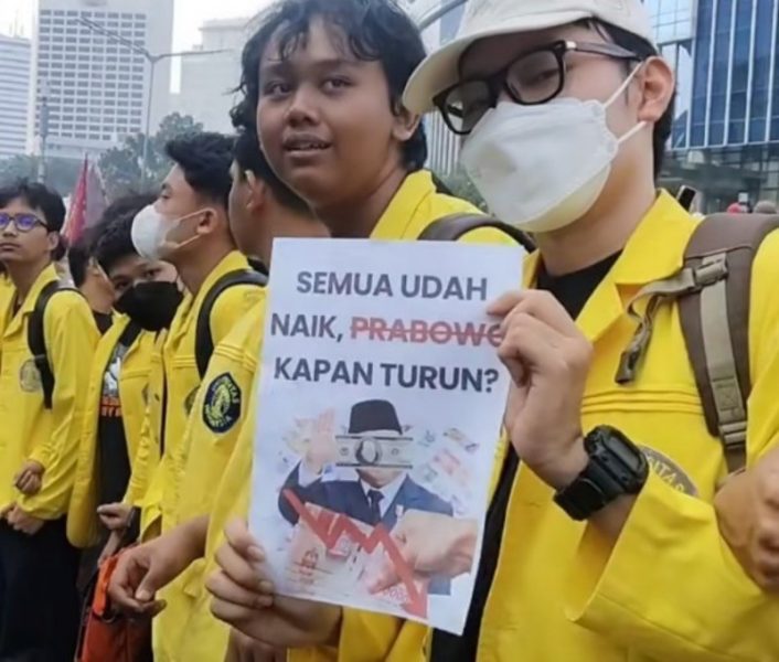 Aksi demonstrasi di kawasan Semanggi pusat Jakarta, Jumat (12/6/2026). *asep/ric