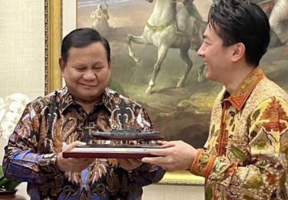 Menhan Jepang Shinjiro Koizumi memberikan cinderamata miniatur Kapal Perang Mikasa kepada Presiden Prabowo Subianto dalam kunjungannya, Minggu (14/6/2026)..Kapal Perang Mikasa memiliki makna historis yang sangat kuat. *Ist