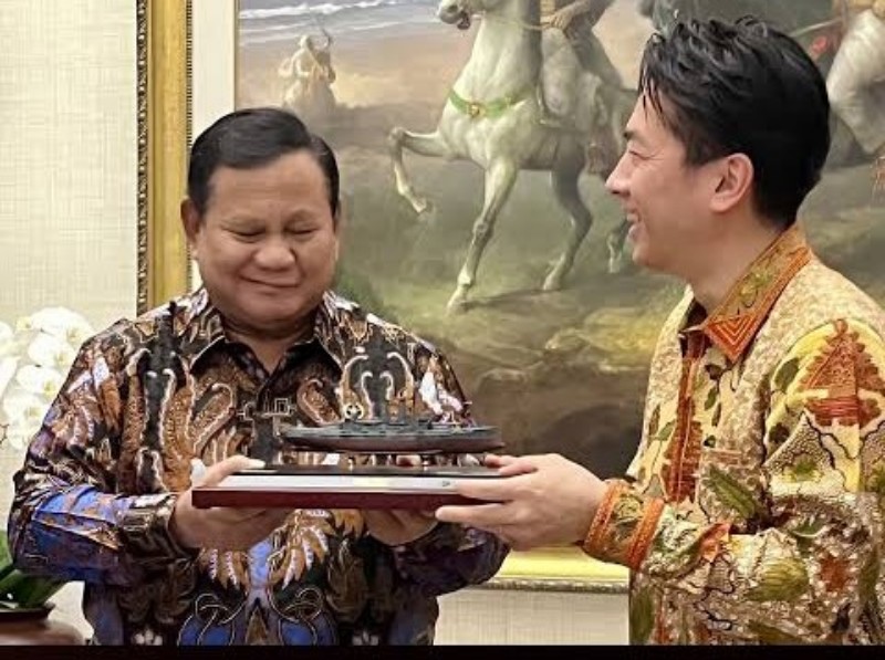 Menhan Jepang Shinjiro Koizumi memberikan cinderamata miniatur Kapal Perang Mikasa kepada Presiden Prabowo Subianto dalam kunjungannya, Minggu (14/6/2026)..Kapal Perang Mikasa memiliki makna historis yang sangat kuat. *Ist