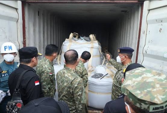 Komando Daerah Angkatan Laut (Kodaeral) IV TNI AL berhasil menggagalkan upaya penyelundupan 390 ton mineral yang mengandung Logam Tanah Jarang (LTJ, rare earth) dan unsur radioaktif ilegal bernilai trilyunan rupiah itu di Perairan Kepulauan Nongsa, Batam, Kepulauan Riau, Minggu (28/5/2026).