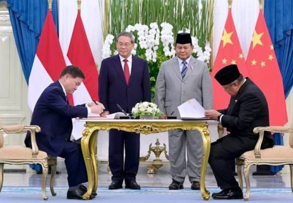 Disaksikan langsung Presiden Prabowo Subianto dan Perdana Menteri Republik Rakyat Tiongkok, Li Qiang, Gubernur Bank Indonesia (BI) Perry Warjiyo dan Gubernur People’s Bank of China (PBOC) Pan Gongsheng, menandatangani penguatan Nota Kesepahaman/Memorandum of Understanding (MoU) untuk mendorong penggunaan mata uang lokal dalam transaksi bilateral. *Ist
