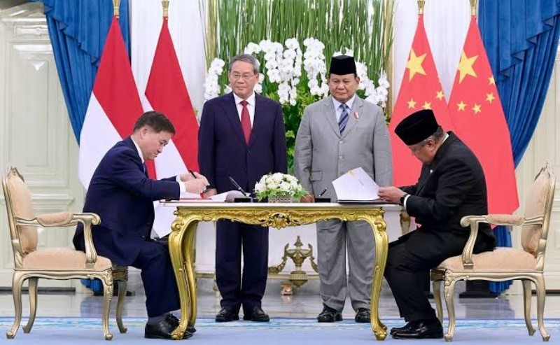 Disaksikan langsung Presiden Prabowo Subianto dan Perdana Menteri Republik Rakyat Tiongkok, Li Qiang, Gubernur Bank Indonesia (BI) Perry Warjiyo dan Gubernur People’s Bank of China (PBOC) Pan Gongsheng, menandatangani penguatan Nota Kesepahaman/Memorandum of Understanding (MoU) untuk mendorong penggunaan mata uang lokal dalam transaksi bilateral. *Ist