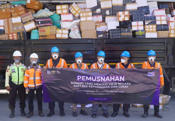 Bea Cukai Marunda memusnahkan barang ilegal yang mencapai Rp9 Milyar lebih pada Jum'at (19/6/2026), di Bogor. *foto/bcm