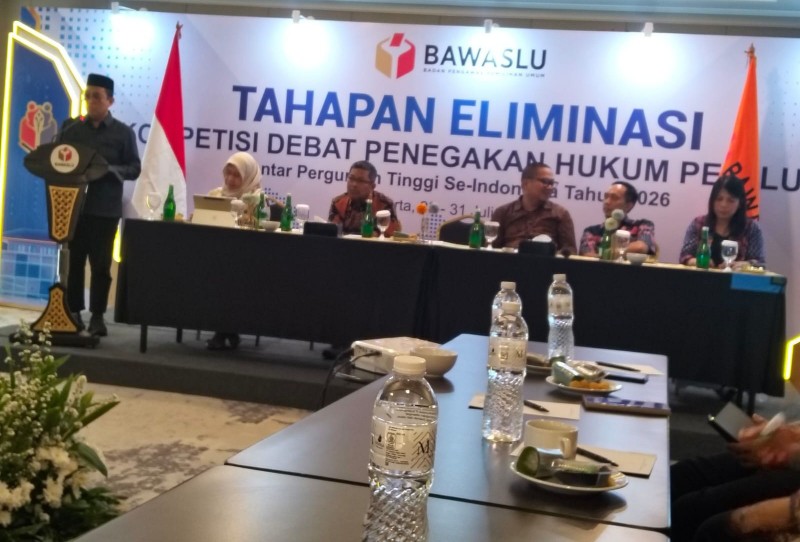 Koordinator Divisi Penanganan Pelanggaran Bawaslu RI Dr. Puadi, M.Pd membuka Kompetisi Debat Penegakan Hukum Pemilu VI Antarperguruan Tinggi se-Indonesia. *Ist