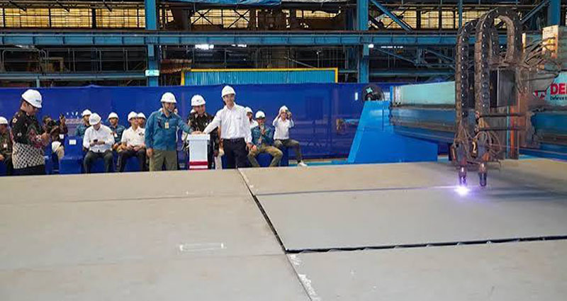 Uji produksi pemotongan baja kapal selam Scorpene Evolved di Surabaya, Jawa Timur. *Foto: idc