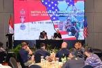 Ketua Delegasi TNI AL Kolonel Laut (P) Ludfy (kiri) bersama Ketua Delegasi Angkatan Laut Amerika Serikat Steven Ross Gillespie memimpin pembukaan Konferensi Perencanaan Awal (IPC) tiga latihan tempur bersama di Surabaya, Jawa Timur, Kamis (16/7/2026). *Foto: Dispen Koarmada II