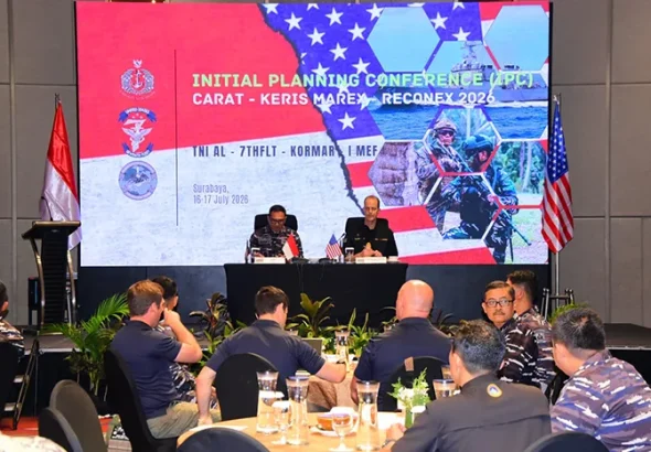 Ketua Delegasi TNI AL Kolonel Laut (P) Ludfy (kiri) bersama Ketua Delegasi Angkatan Laut Amerika Serikat Steven Ross Gillespie memimpin pembukaan Konferensi Perencanaan Awal (IPC) tiga latihan tempur bersama di Surabaya, Jawa Timur, Kamis (16/7/2026). *Foto: Dispen Koarmada II