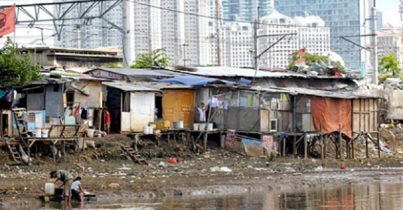 Ini Jakarta bung! Sebuah potret kawasan kumuh di Jakarta, di belakangnya berdiri tegak gedung-gedung pencakar langit. *Ist