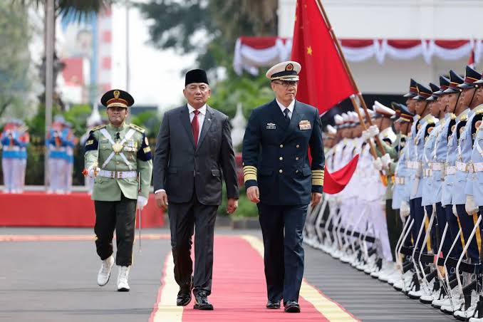 Menteri Pertahanan (Menhan) Sjafrie Sjamsoeddin menerima kunjungan Menteri Pertahanan Republik Rakyat China (RRC) Laksamana Dong Jun di Kantor Kementerian Pertahanan, Jakarta, Jumat (21/8/2026). *Ist