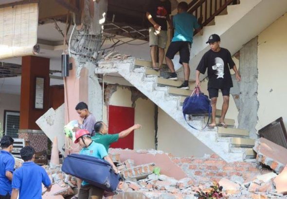Gempa berkekuatan 7,7 Magnitudo mengguncang NTT dan berpotensi tsunami ke NTB dan Sulawesi Selatan. Gempa juga menghancurkan sejumlah bangunan. *foto:cnbcindonesia