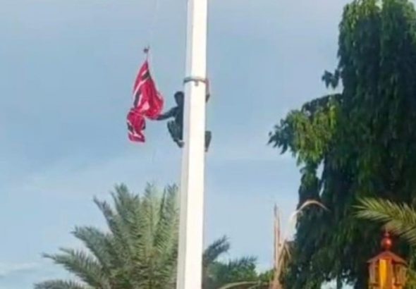 Prajurit TNI menurunkan bendera bulan bintang di Masjid Raya Baiturrahman Aceh. *Ist