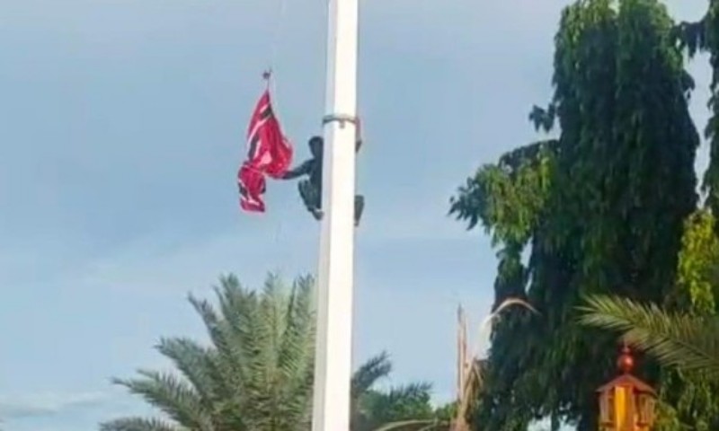 Prajurit TNI menurunkan bendera bulan bintang di Masjid Raya Baiturrahman Aceh. *Ist