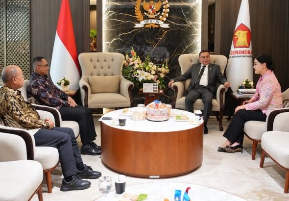 Wakil Ketua DPR RI Sufmi Dasco Ahmad menerima kunjungan Ketua Dewan Komisioner OJK Friderica Widyasari Dewi, Kepala Eksekutif Pengawas Pasar Modal, Keuangan Derivatif dan Bursa Karbon Hasan Fawzi, serta Kepala Eksekutif Pengawas Bursa Mineral dan Komoditas Strategis Sarjito di Kompleks Parlemen, Senayan, Jakarta, Selasa (29/9/2026). *Foto: ig@sufmi_dasco