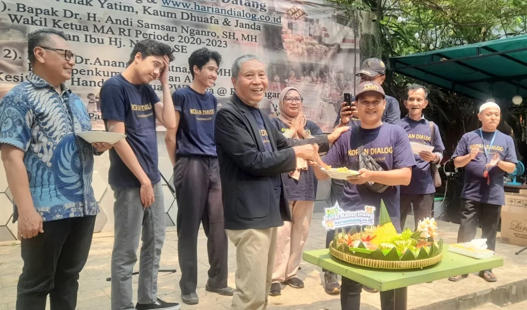James Tobing, Pemimpin Umum sekaligus Pemimpin Redaksi Surat Kabar Dialog dan Website www.hariandialog.co.id, bersama Ketua PWI Jaya Kesit B Handoyo (paling kiri), melakukan potong tumpeng saat acara syukuran HUT SK Dialog ke 28 tahun dan Website www.hariandialog.co.id yang ke-14 tahun, Kamis (17/9/2026). *foto: sk dialog