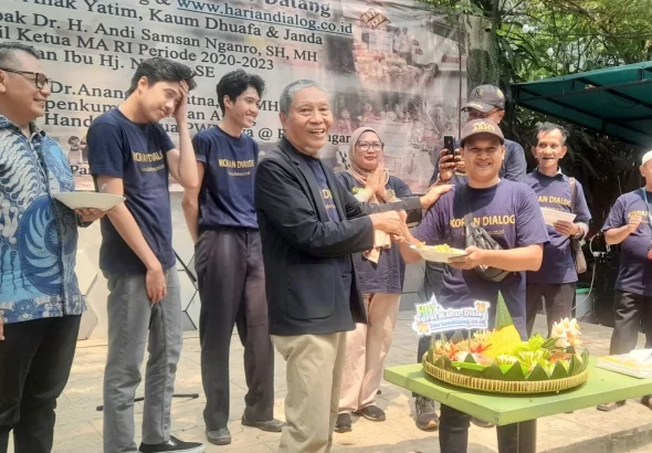James Tobing, Pemimpin Umum sekaligus Pemimpin Redaksi Surat Kabar Dialog dan Website www.hariandialog.co.id, bersama Ketua PWI Jaya Kesit B Handoyo (paling kiri), melakukan potong tumpeng saat acara syukuran HUT SK Dialog ke 28 tahun dan Website www.hariandialog.co.id yang ke-14 tahun, Kamis (17/9/2026). *foto: sk dialog