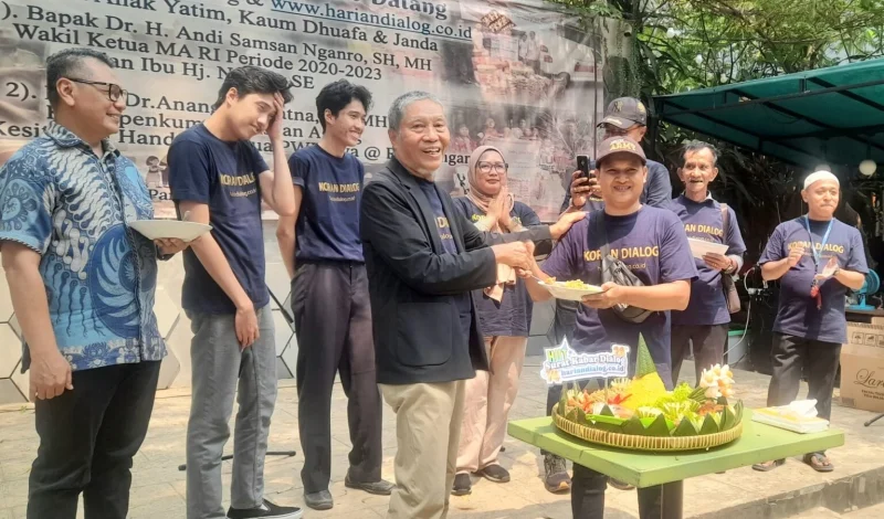 James Tobing, Pemimpin Umum sekaligus Pemimpin Redaksi Surat Kabar Dialog dan Website www.hariandialog.co.id, bersama Ketua PWI Jaya Kesit B Handoyo (paling kiri), melakukan potong tumpeng saat acara syukuran HUT SK Dialog ke 28 tahun dan Website www.hariandialog.co.id yang ke-14 tahun, Kamis (17/9/2026). *foto: sk dialog