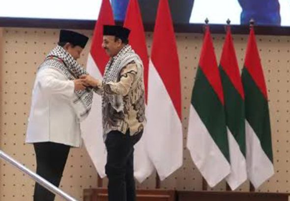 Presiden RI Prabowo Subianto bersama Duta Besar Palestina untuk Indonesia Abdalfatah A.K. Al-Sattari di Ponpes Darussalam Gontor, Sabtu (19/9/2026). *Ist