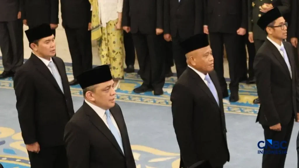 Wakil KSAD Letjen TNI Muhammad Saleh Mustafa menduduki posisi baru sebagai Wakil Menteri Pertanian. Letjen M Saleh Mustafa dilantik oleh Presiden Prabowo Subianto pada Kamis (1/10/2026) bersama sejumlah pejabat lainnya di Istana Negara. *Foto:cnbcindonesia