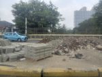 Sisa - sisa proyek LRT Velodrome - Manggarai masih nampak terlihat di Jalan Proklamasi. *man/ric