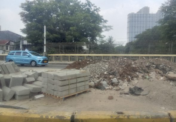 Sisa - sisa proyek LRT Velodrome - Manggarai masih nampak terlihat di Jalan Proklamasi. *man/ric