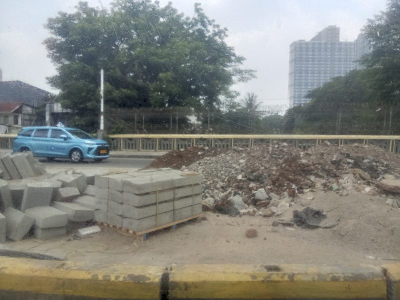 Sisa - sisa proyek LRT Velodrome - Manggarai masih nampak terlihat di Jalan Proklamasi. *man/ric