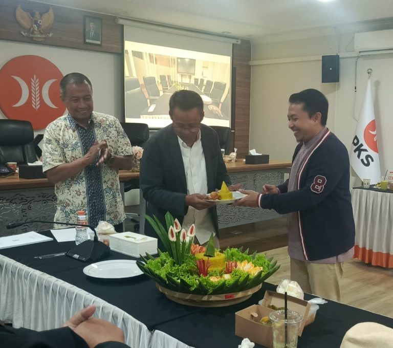 Dewan Pakar PKS Jawa Barat menggelar Rapat Pleno sekaligus Serah Terima & Peresmian Ruang Kerja Dewan Pakar PKS Provinsi Jawa Barat. Kegiatan berlangsung pukul 09.00 WIB hingga selesai, bertempat di Jalan Soekarno-Hatta No. 538-A, Sekehati, Buahbatu, Kota Bandung. *Ist1