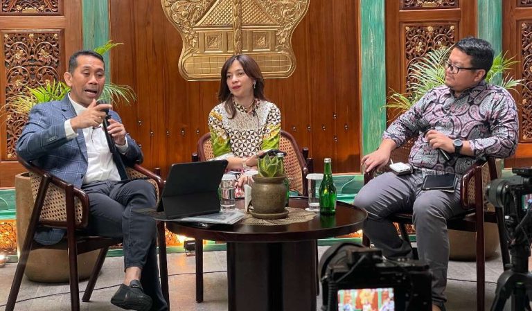 Jubir Partai Gerindra Kamrussamad (kiri) saat debat terbuka 2 Tahun Prabowo-Gibran di kawasan Jakarta Selatan, Selasa (20/10/2026). *Foto: Inilah.com