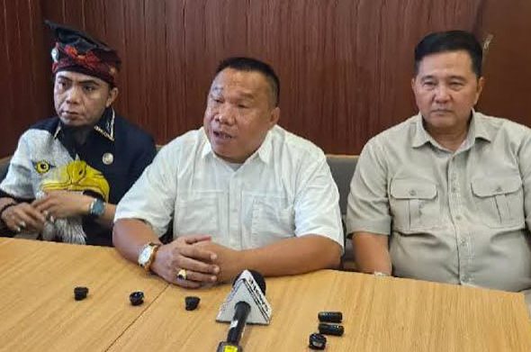 Kurniawan, Ketua Gerakan Cinta Prabowo (GCP) meminta persoalan Putusan MK terkait ijazah Gibran Rakabuming Raka tidak dibiarkan menjadi bola liar. Menurutnya, setelah MK menjatuhkan putusan, persoalan selanjutnya harus disikapi melalui lembaga yang memiliki kewenangan sesuai ketentuan konstitusi, DPR dan MPR. *Ist