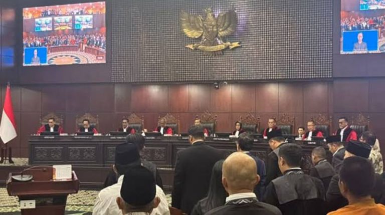 Pengamat: Bola Panas MK Dibawa ke DPR
